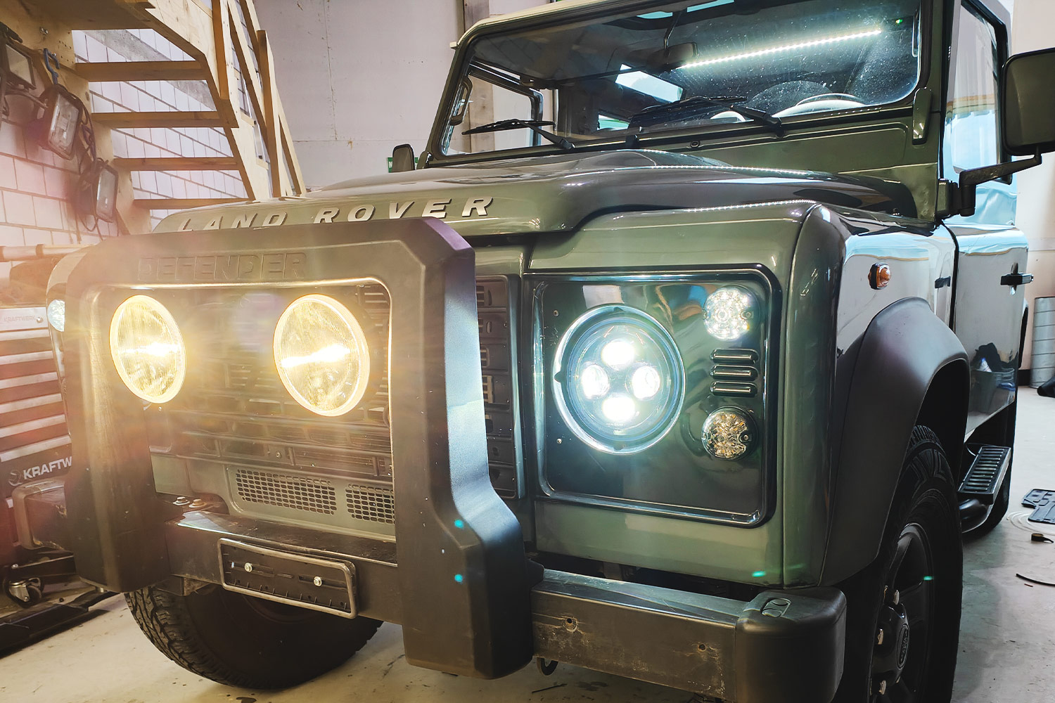 Land Rover Defender mit Scheinwerferumbau auf LED