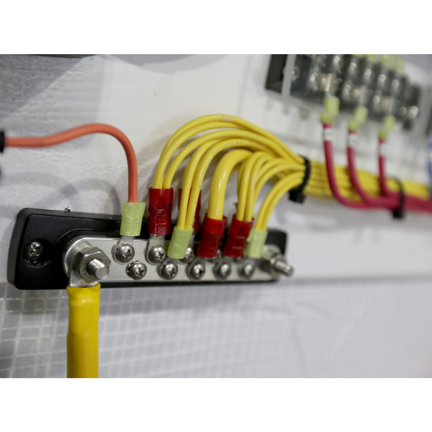 Blue Sea Systems, Verteilschiene 150A, 12-Fach 2x M6, 10x M4